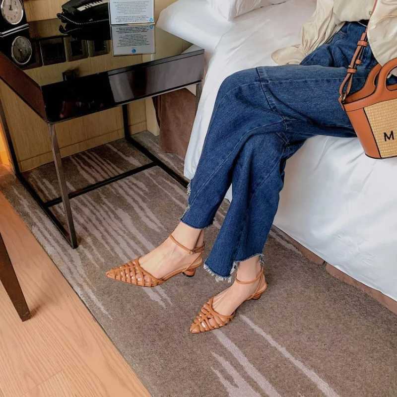 Premium Fashion hot 2024 Summer French Retro Thick Pointed Elegant Wan Shoes with Low H Sandals Z250107