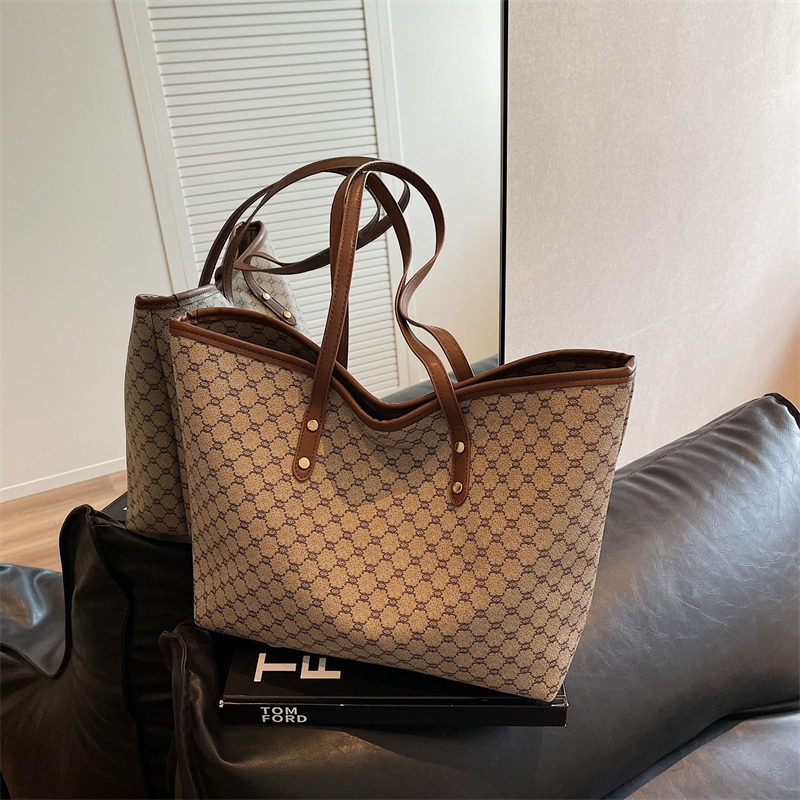2025 new free shipping designer Single shoulder bag Vintage solid color casual Tote versatile package fashion for women white