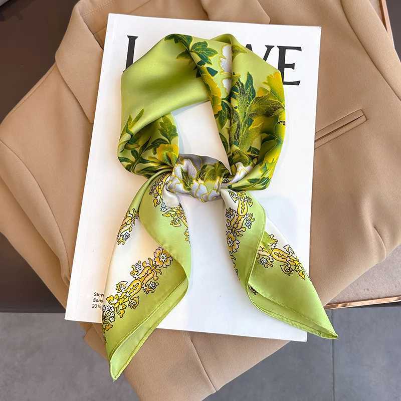 2023 Fashion Luxury Brand Designer Silk Scarf Square for Women Shls Scarves Hjiab Bandana Hair Band Wrist 70 * 70cm W250106