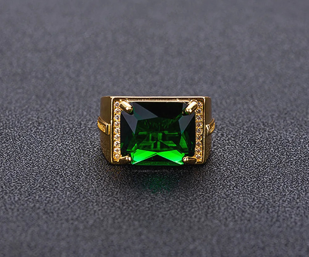 Vintage Green Crystal Grandmother Emerald Diamond Ring Mens 18k Gold Luggage Jewelry Bijoux Fashion Accessories Gift 250106