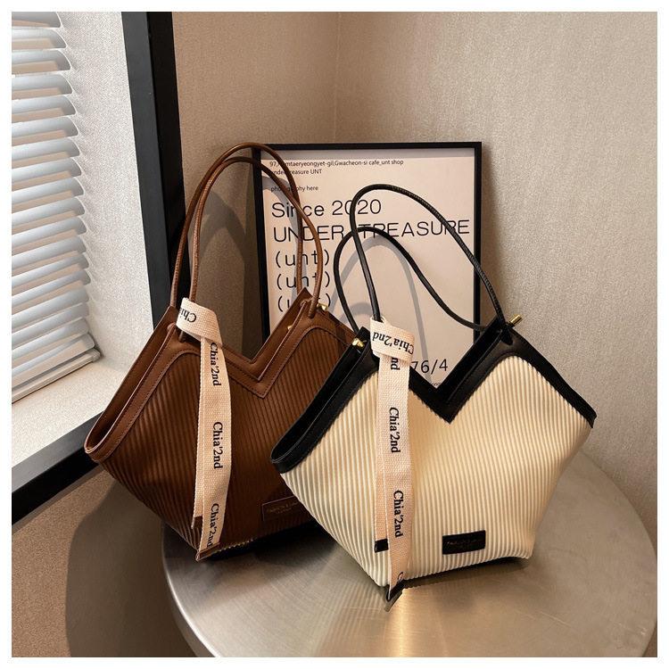 2025 beautiful Free delivery Designer Shoulder Bag Spring 2025 New fashion knitted skew art bag for women (with size code tilt to see clearly order) p