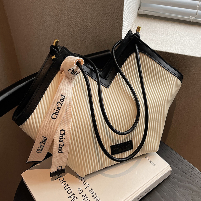 2025 beautiful Free delivery Designer Shoulder Bag Spring 2025 New fashion knitted skew art bag for women (with size code tilt to see clearly order) p