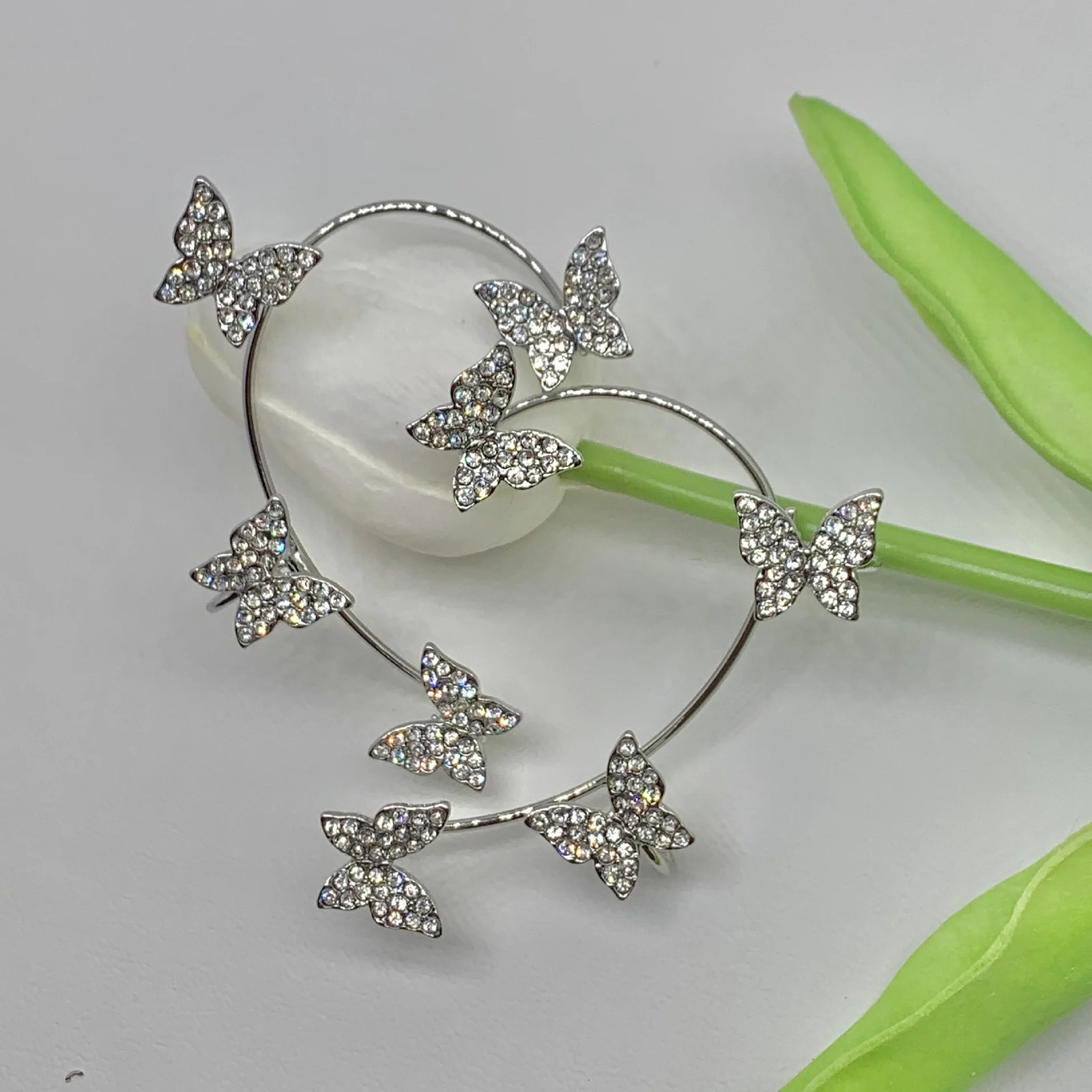 Butterfly ear clip ear hook integrated earrings fairy personality all-match earrings without ear holes 250103
