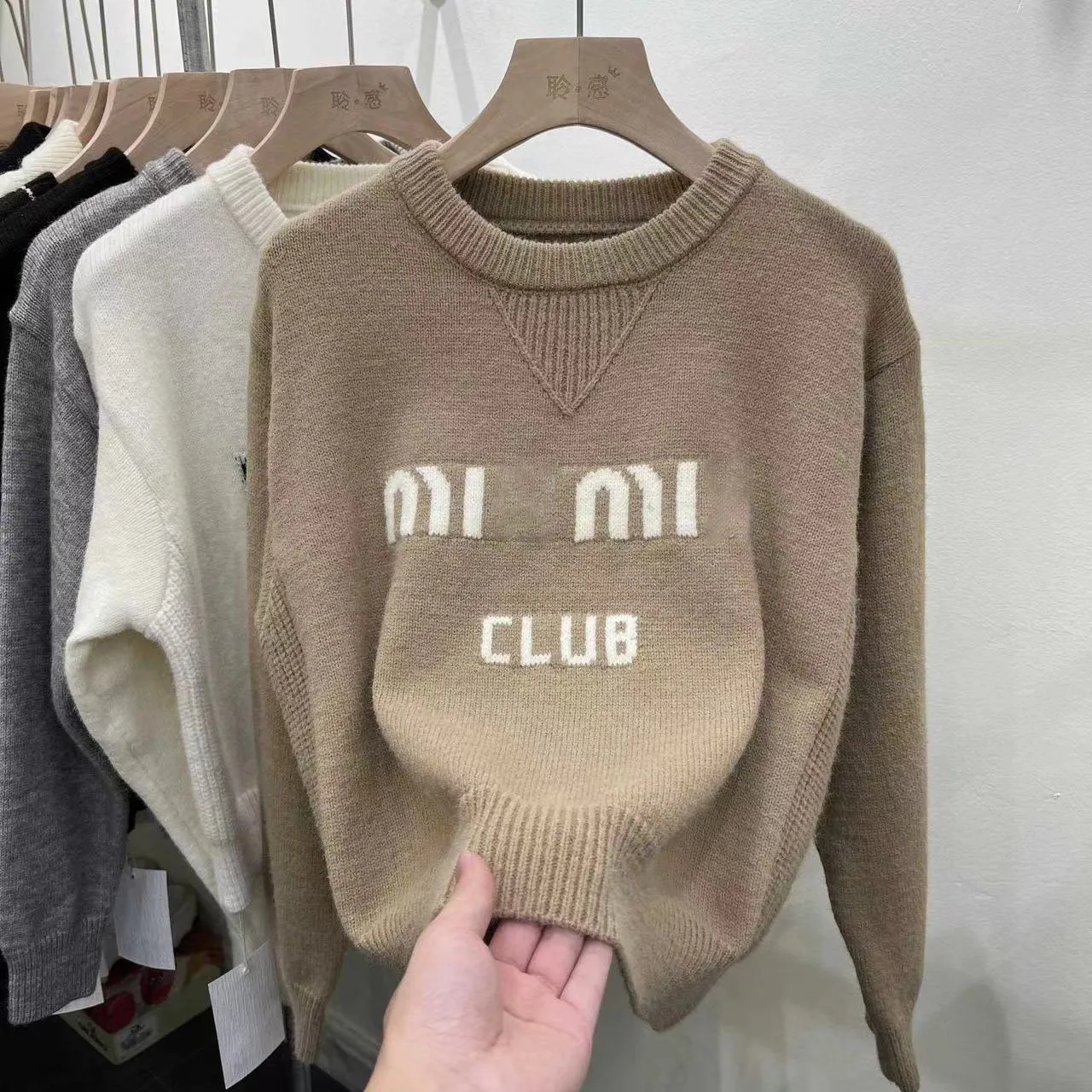 2025 Pullover Sweater Women Loose Lazy Wind Design Sense Niche Fashion Sweater Casual Short Hoodie BFG2501083