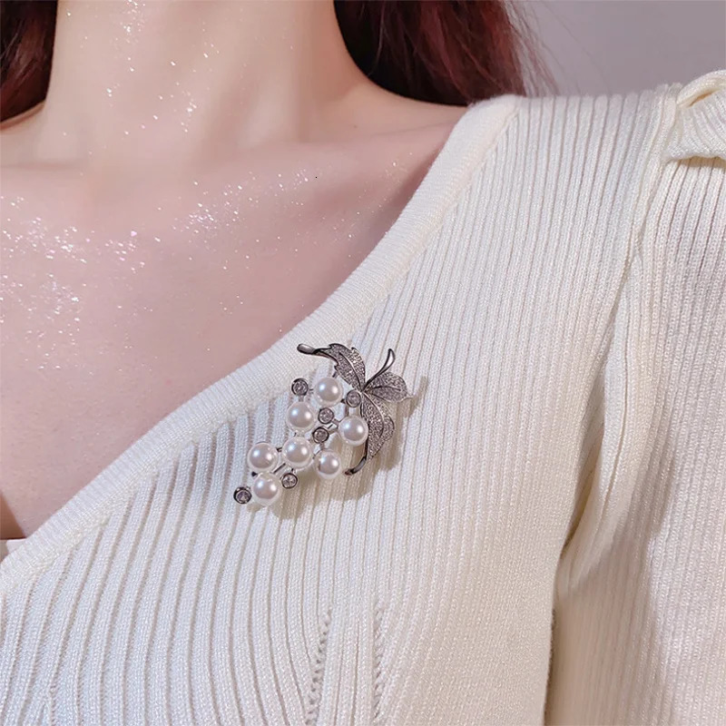 Sweet Baroque Pearl Brooch Wedding Dress Fixed Accessories Chest Flower Charm Rhinestone Jewelry Women gift 241230