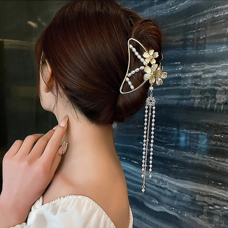 Korean Butterfly Tassel Bead Pendant Hair Claw For Women Fashion Hollow Gold Silver Color Metal Hair Clips Girl Hair Accessories 250103