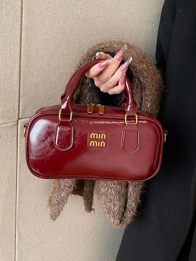 2025 Autumn/Winter New Trendy Shoulder Bag, High end Lighting Designer, Western style Fully Equipped Crossbody Bag, Niche Retro Portable Bag
