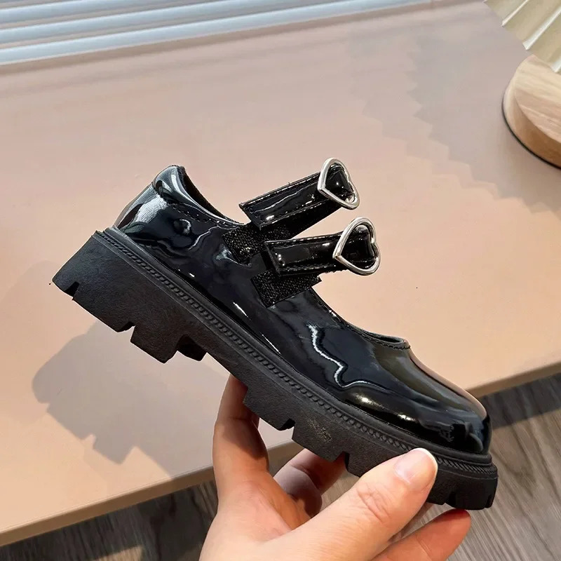Girls Leather Shoes for Party Wedding Glossy Matte Children Performance Shoes with Love Big Kids Princess Mary Jane Shoes 250103
