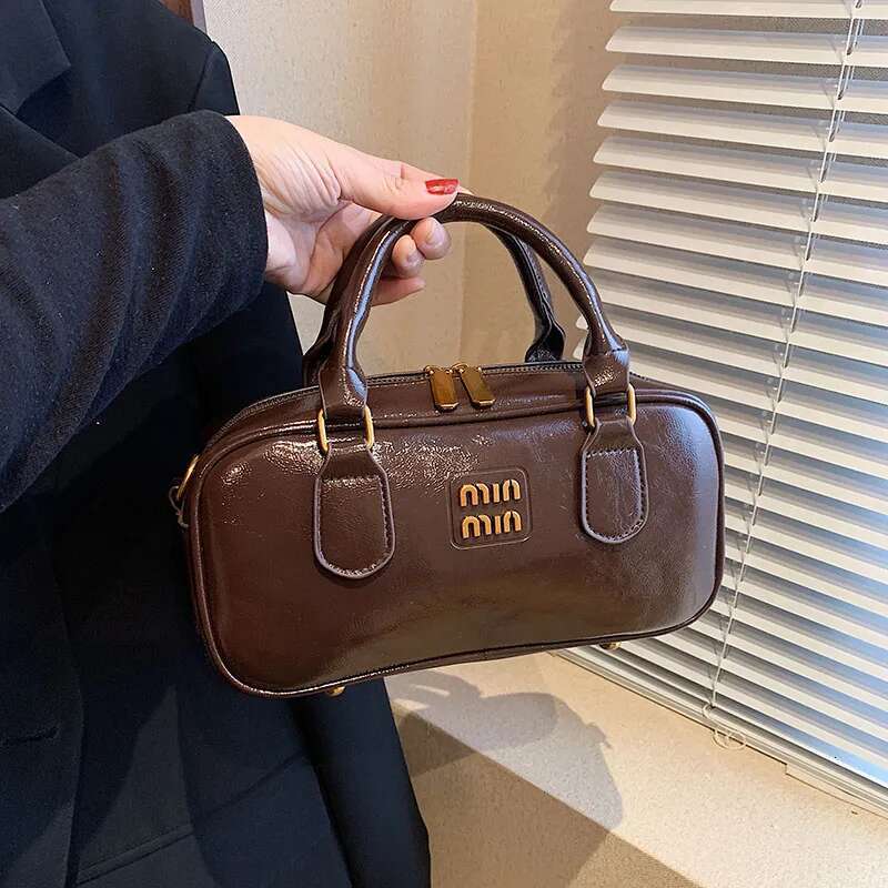 2025 Autumn/Winter New Trendy Shoulder Bag, High end Lighting Designer, Western style Fully Equipped Crossbody Bag, Niche Retro Portable Bag