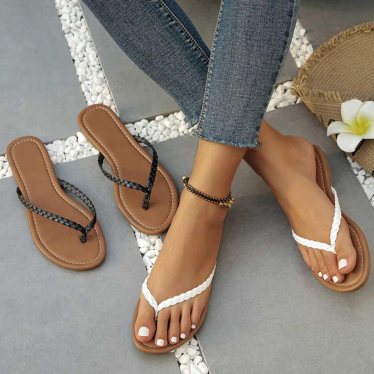 New Arrival Womens flat flip slippers comfortable and non slip sandals woven strap flip slippers fashionable slippers for home bathroom Zapatos T25010
