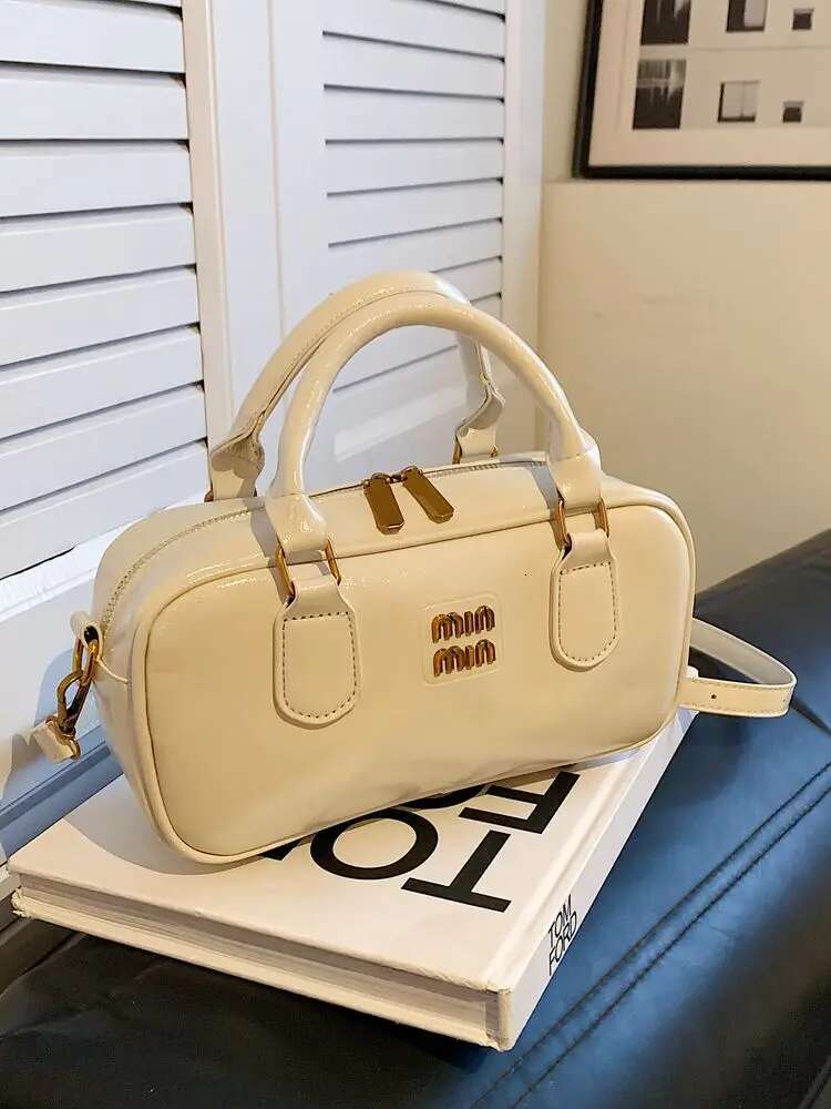 2025 Autumn/Winter New Trendy Shoulder Bag, High end Lighting Designer, Western style Fully Equipped Crossbody Bag, Niche Retro Portable Bag