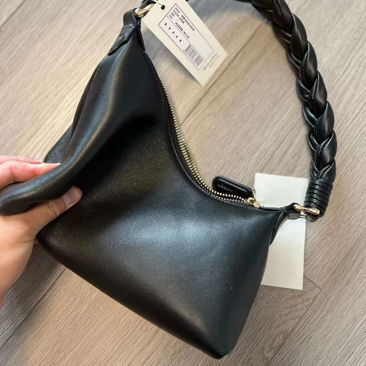 Niche AUPEN Ladies Sheepskin Black Fashion Commuter Braided Gold Bean Shoulder Handbag Underarm Bag