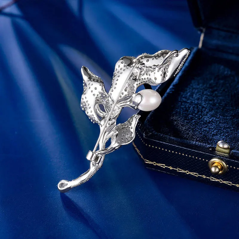 Leaf Shaped Inlaid Zircon Brooch Exquisite WomenS Chest Flower Natural Pearl Elegant High-End Temperament Clothing Jewelry 241230