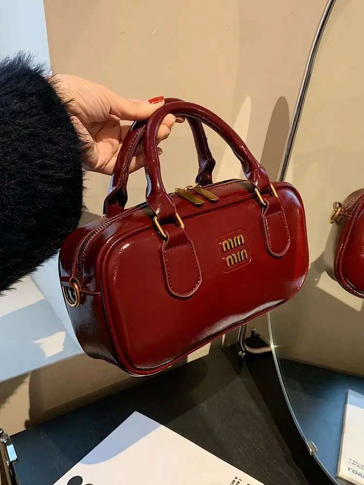 2025 Autumn/Winter New Trendy Shoulder Bag, High end Lighting Designer, Western style Fully Equipped Crossbody Bag, Niche Retro Portable Bag