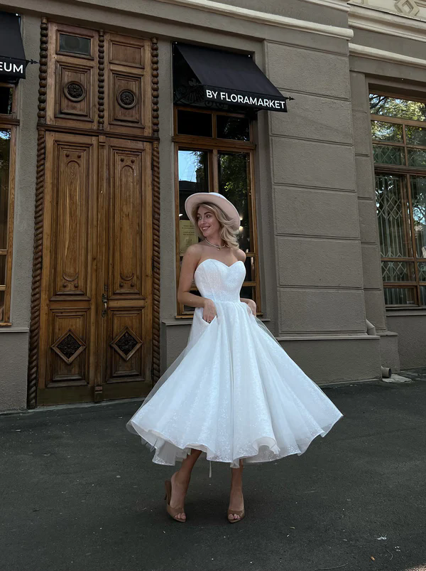 Strapless Glitter Short Wedding Dresses 2025 Puff Sleeveless Sweetheart Open Back Tulle Pleat Mini Bridal Gown Knee Length Vestidos De Noiva
