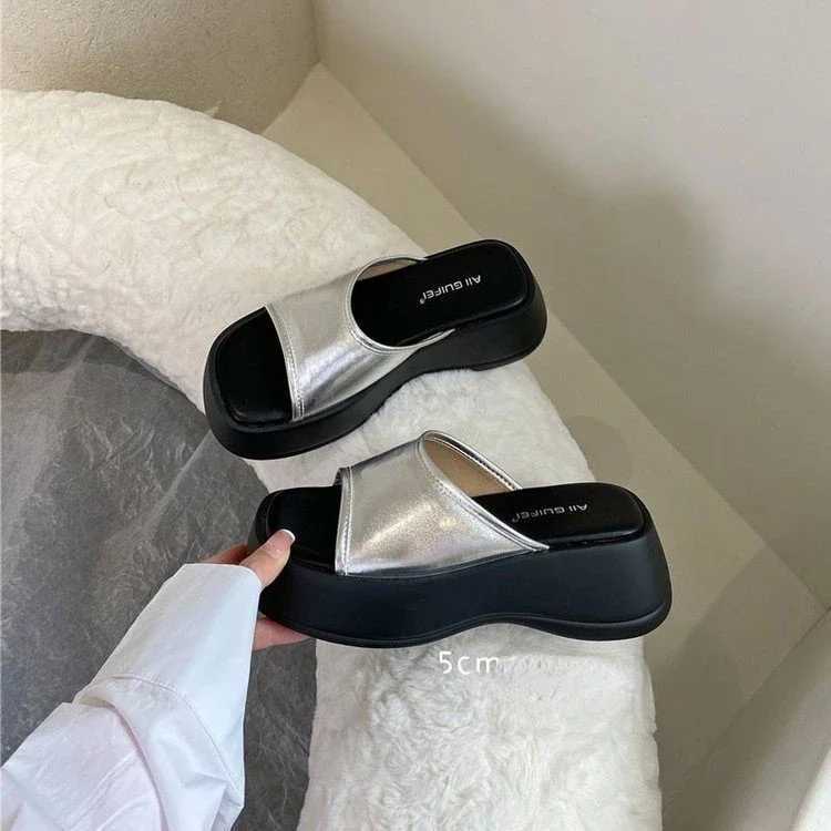 New Arrival Womens slide with thick bottom summer platform open toe beach slide sandals womens casual and comfortable flip design slide T250108
