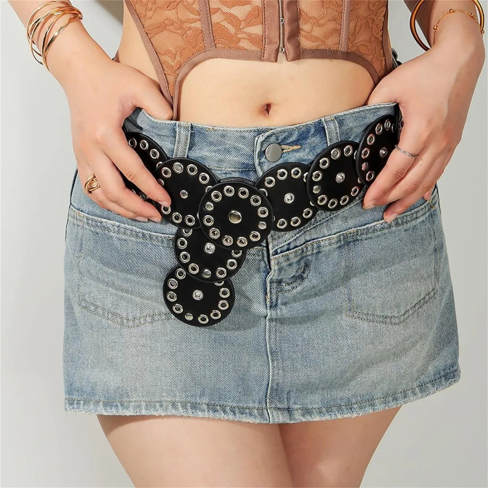 Women Wide Disc Leather Belt Western Style Vintage Boho Metal Buckle Y2k Aesthetic Hollow Concho Belt 250107