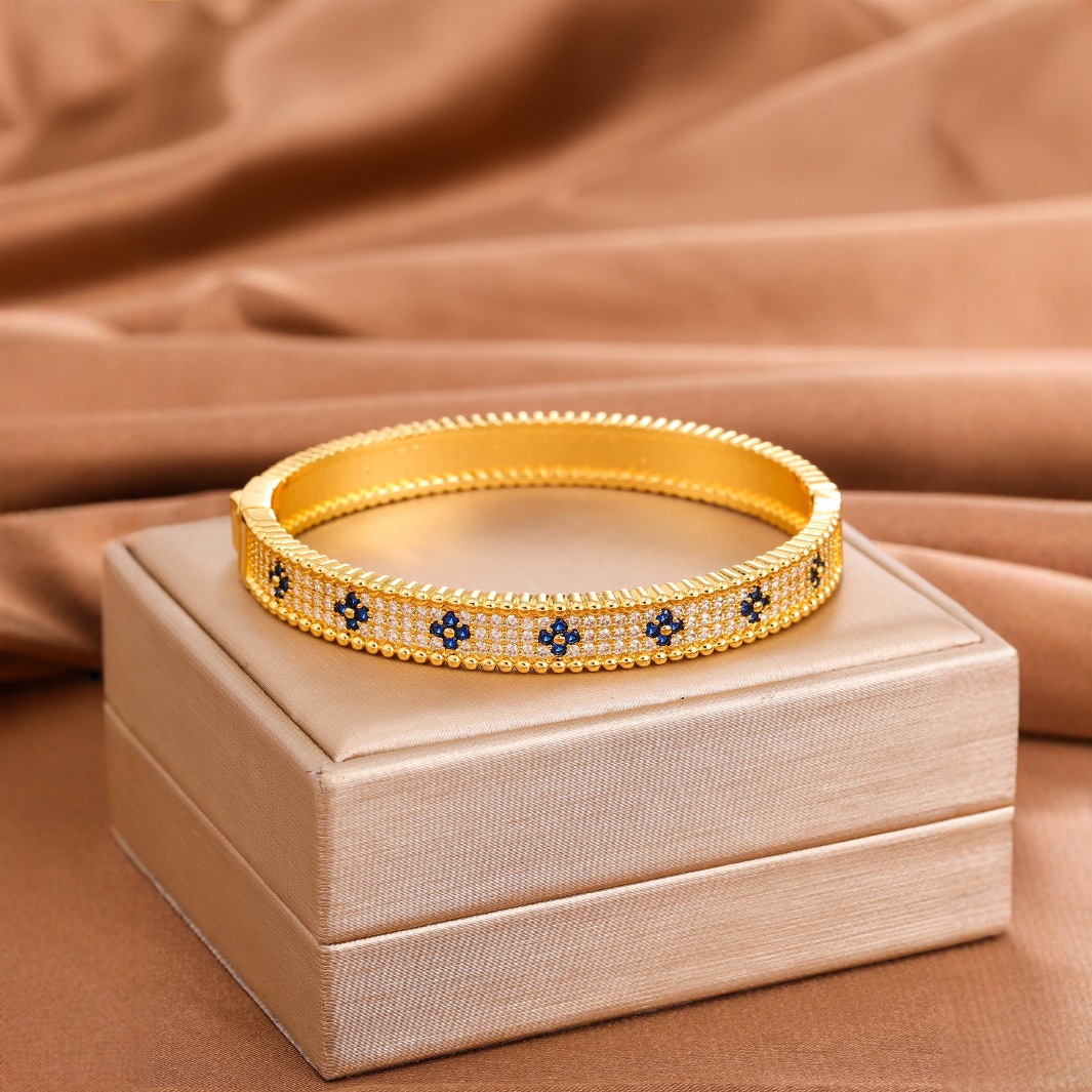 Fashionable clover Bracelet 4/leaf Jewelry Designer for Women Full Diamond Wedding Bracelet Luxury Jewelry Sterling Silver temperament Diamond Gemston