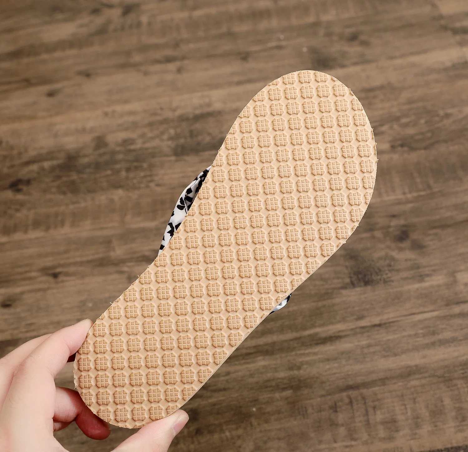 New Arrival Summer slippers flip flops beach sandals non slip casual flat shoes slippers womens indoor shoes outdoor shoes T250108