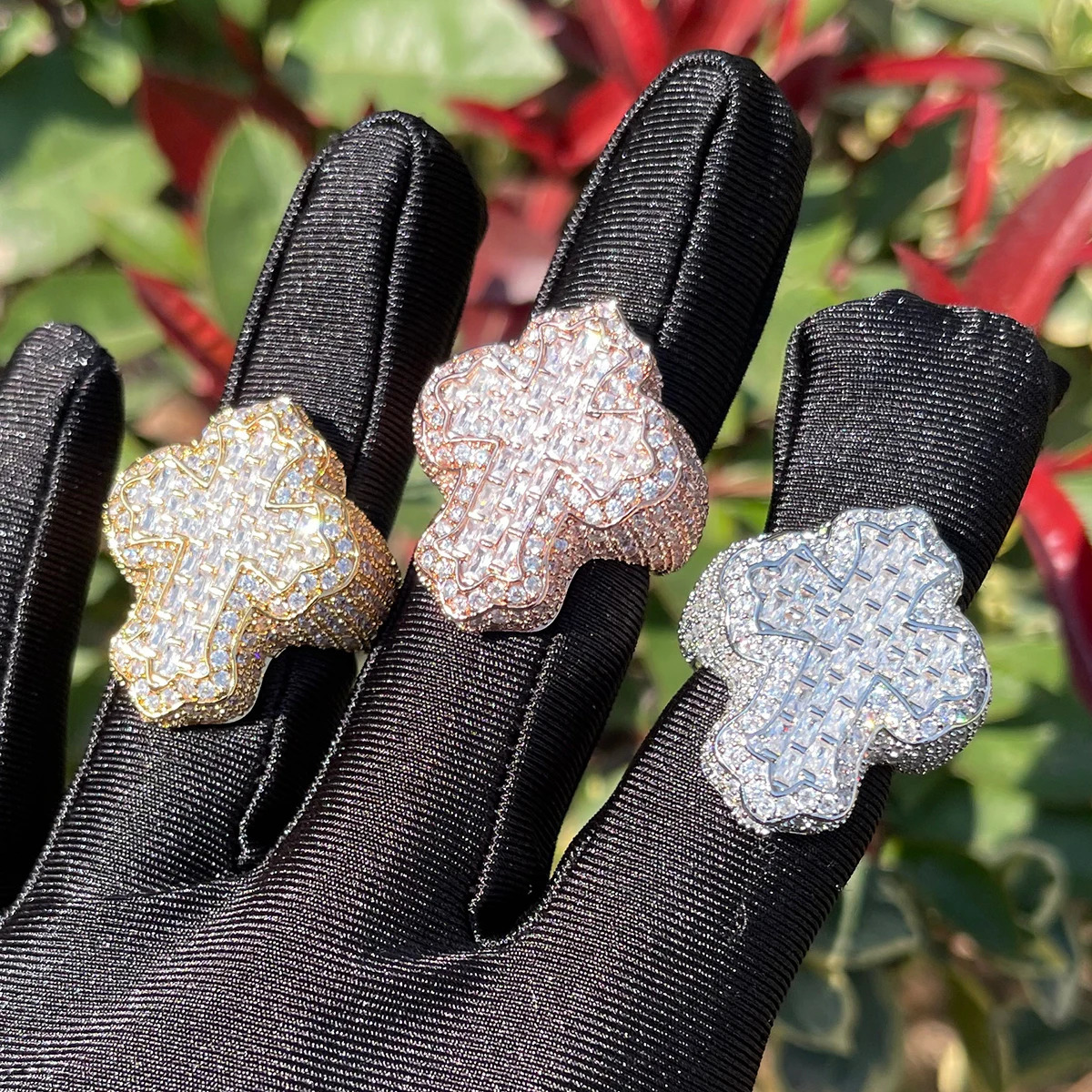 Bubble Letter Cross Finger Ring Iced Out AA Zircon Prong Setting Fashion Luxulry Men Hip Hop Jewelry for Gift 250107