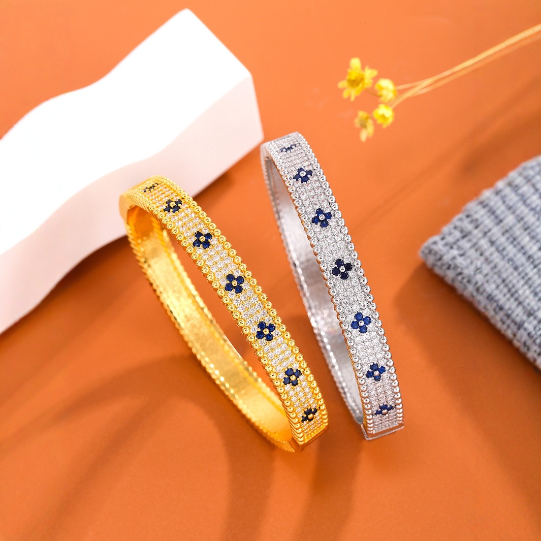 Fashionable clover Bracelet 4/leaf Jewelry Designer for Women Full Diamond Wedding Bracelet Luxury Jewelry Sterling Silver temperament Diamond Gemston