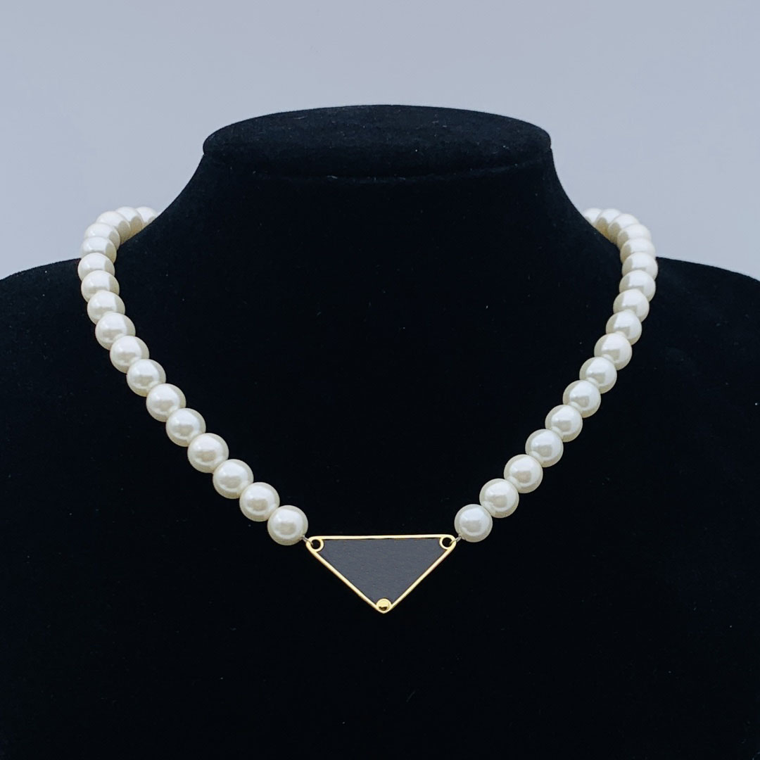 Pendant Necklaces Fashion Triangle Pendant Necklace Black and White Luxury Charm Womens Classic Necklace Love Birthday Gift Necklace Stainless Steel Long Chain