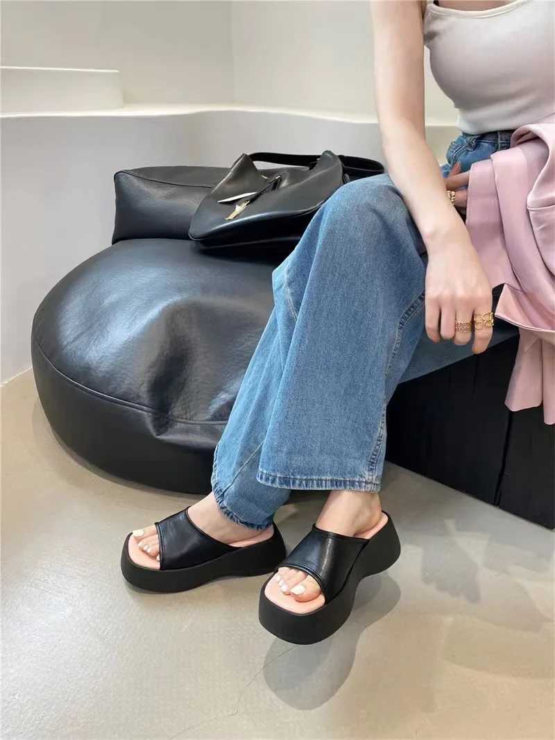 New Arrival Womens slide with thick bottom summer platform open toe beach slide sandals womens casual and comfortable flip design slide T250108