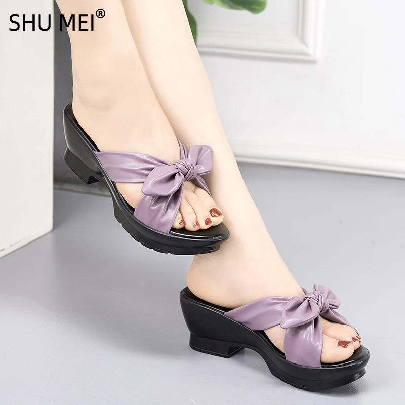 Slippers Womens 2024 SummerLeather Outer Wearing Wedge Heel MiddleHeel Bow Line Casual Mothers Thick Soled Beach Shoes 250107