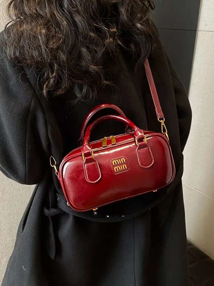 2025 Autumn/Winter New Trendy Shoulder Bag, High end Lighting Designer, Western style Fully Equipped Crossbody Bag, Niche Retro Portable Bag
