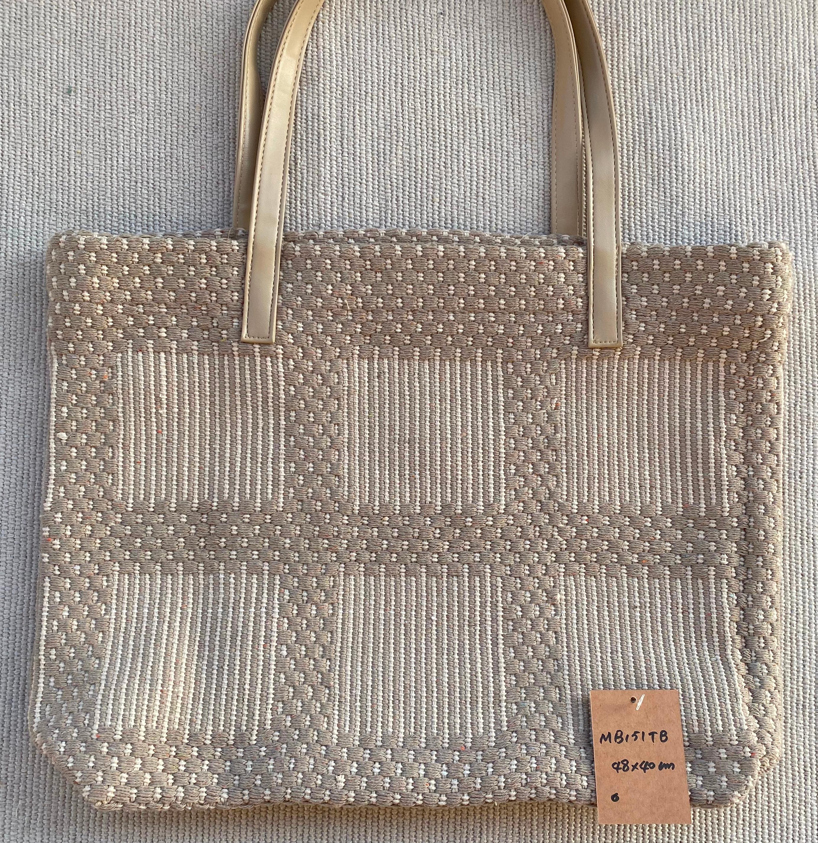 Sustainable Linen Messenger Bag Featuring Adjustable Shoulder Strap for Versatile Usage