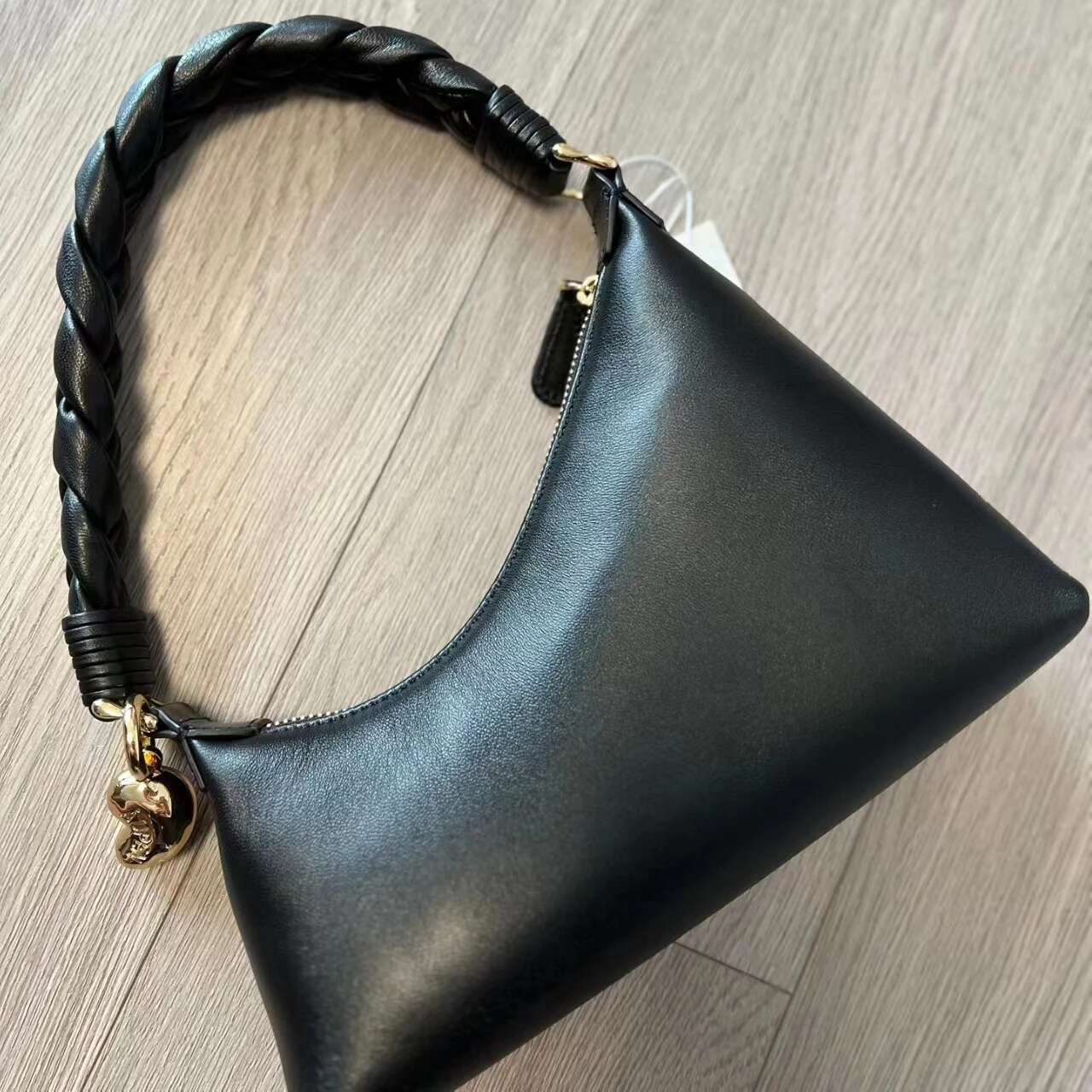 Niche AUPEN Ladies Sheepskin Black Fashion Commuter Braided Gold Bean Shoulder Handbag Underarm Bag