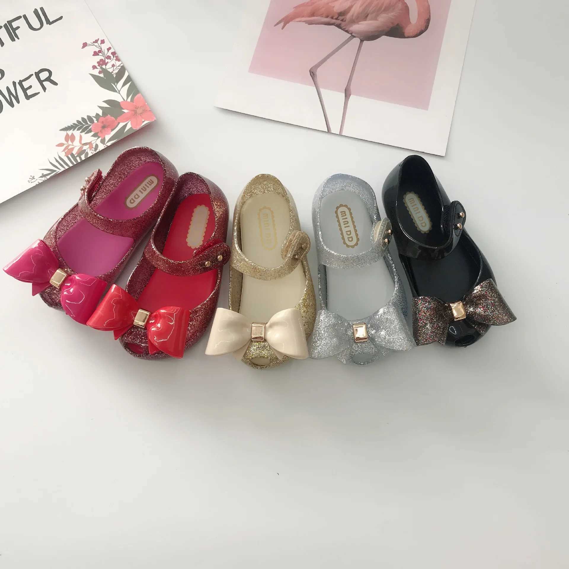 Mini DD 2024 New Girl Jelly Sandals Bow Classic Summer Sandals Retro Childrens Cute Sandals Beach Shoes Childrens Shoes SH19100 W250108
