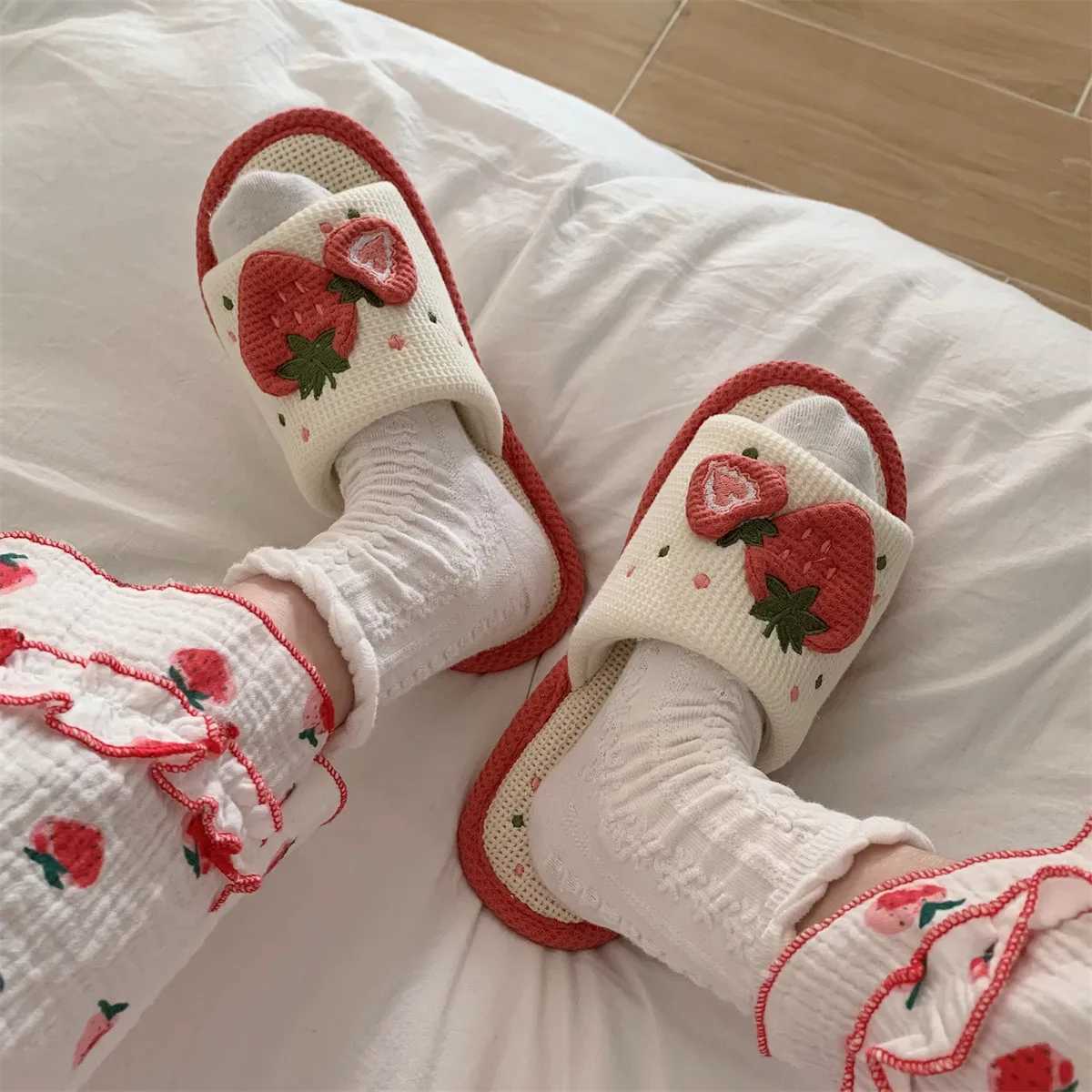 New Arrival Cute strawberry plush slider autumn family slider female flip slider female slider winter family warm fur linen slider T250108