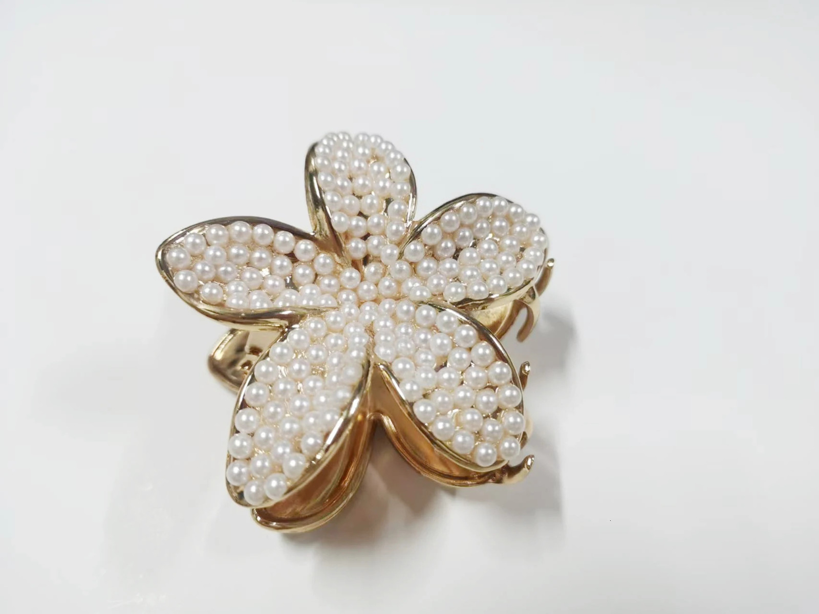 Two Side Pearls 8CM Flower Alloy Claw Clips Women Beach Plumeria Hair Clips Fashionable Preppy Hair Accessories for Female 250103