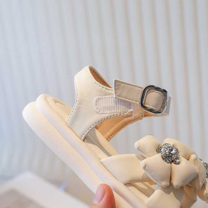 2024 Summer Girls and Childrens Sandals Fashionable and Comfortable Sweet Flower Rhinestone Soft soled Anti slip Princess Leather Shoes W250108