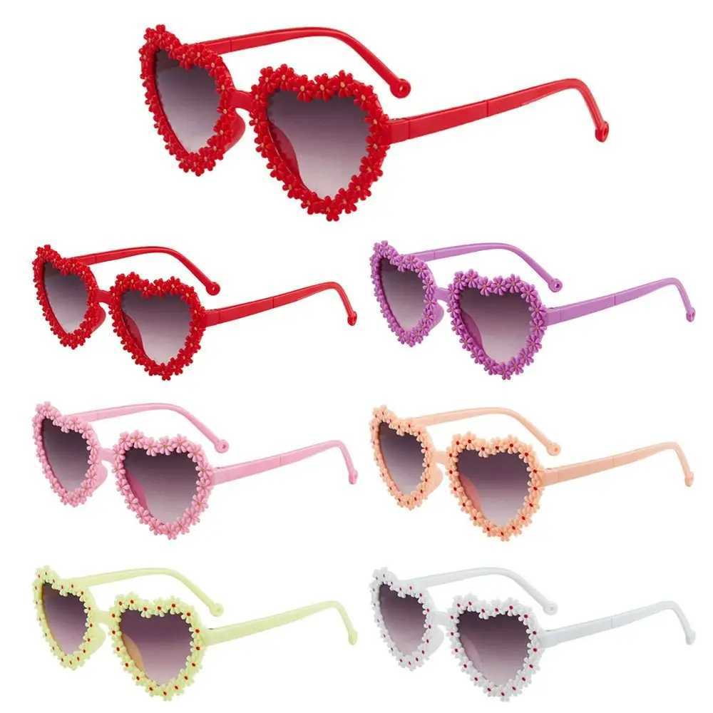 Heart shaped Childrens Daisy Sunglasses 3-18 Years Sunscreen Childrens Shadows Retro Disco Festival Par Glasses W250109