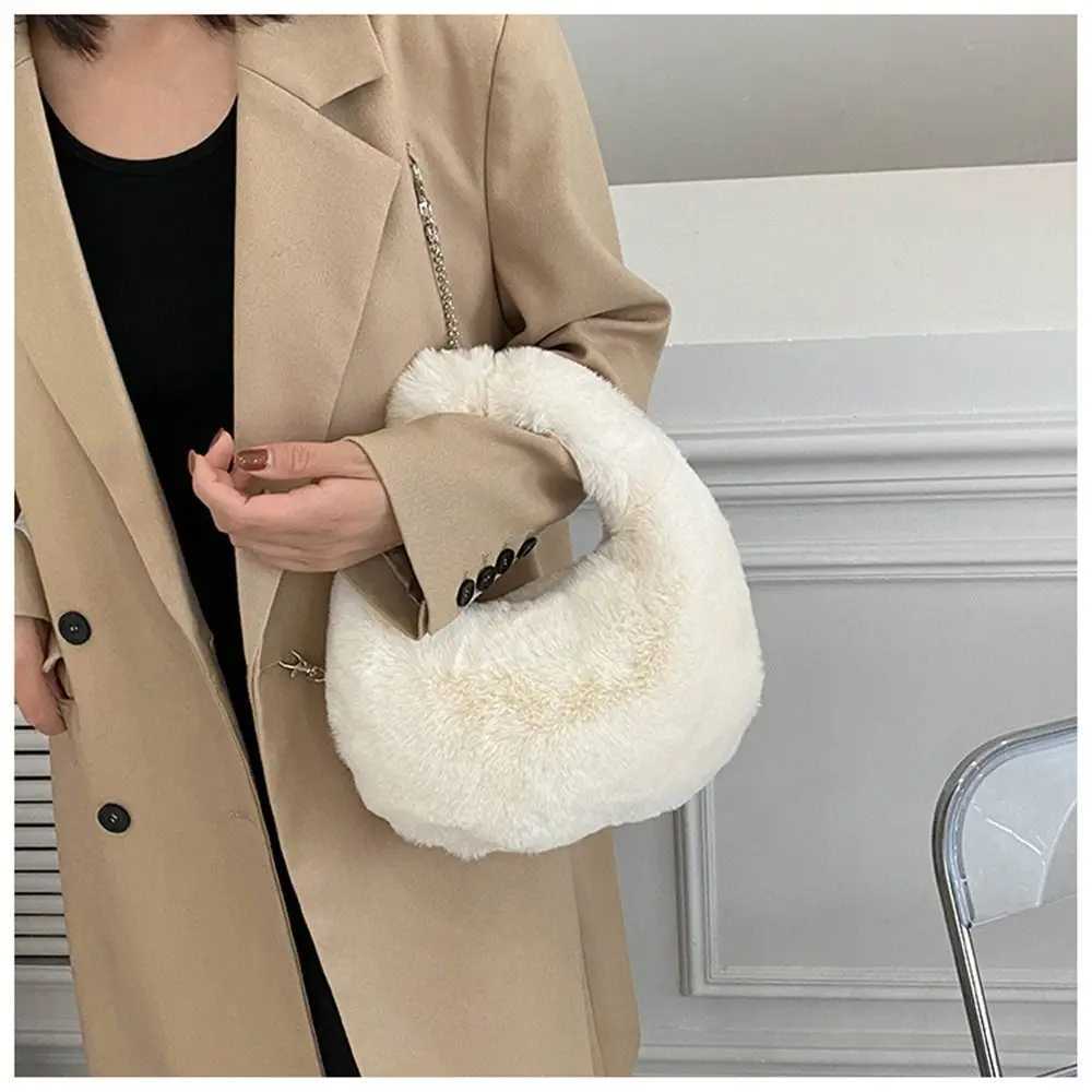 Fur Handbags Womens Small Half Mo Bag Warm Plush Wrist Bags Fi Furry Short Handle Cluh Cute Ladies Coin PursesXJ250108