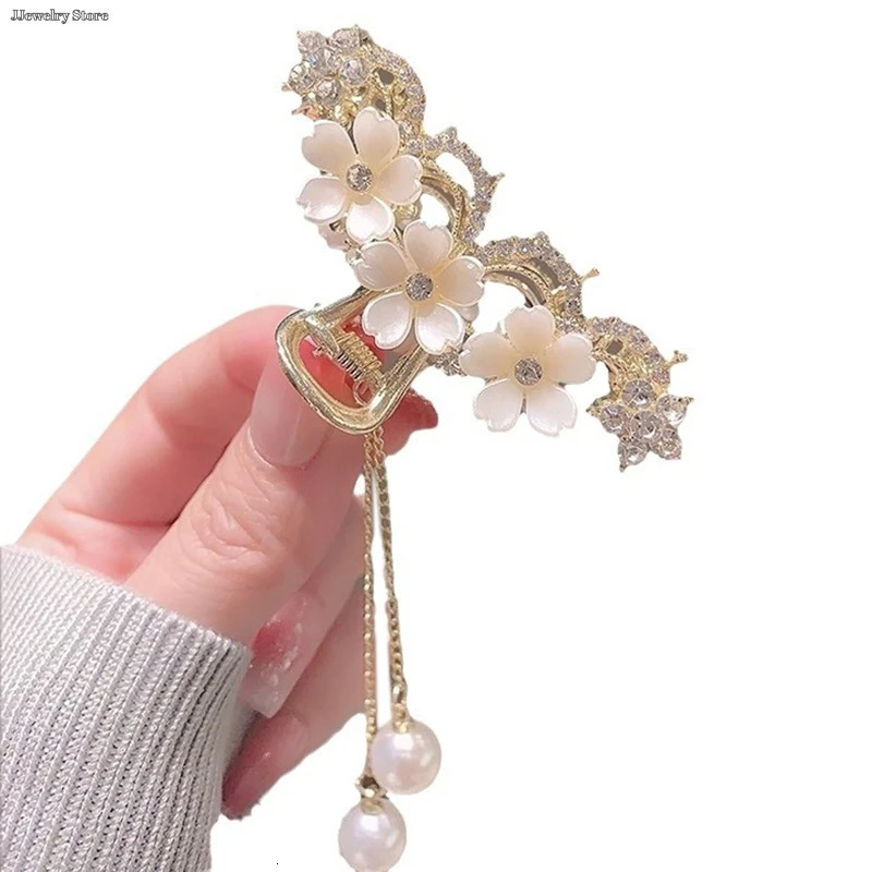 1pc Elegant Diamondencrusted Pearl Jasmine Flower Tassel Claw Clip Metal Hair Female On The Back Of Head 241228