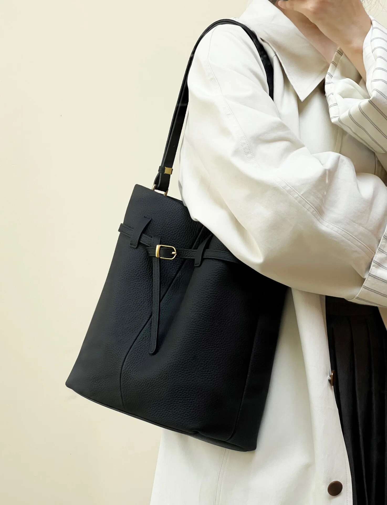 First-Layer Cowhide Bucket 2025 Niche Design Genuine Leather Large-Capacity Handbag Fashionable Women's Armpit Shoulder Bag