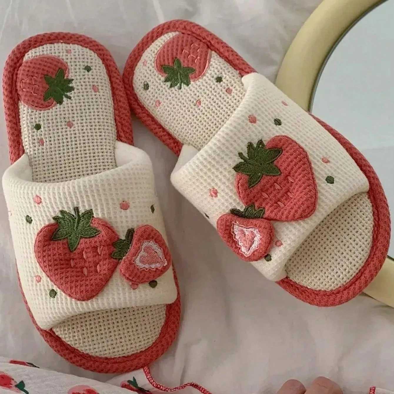 New Arrival Fashionable soft womens casual cute strawberry pattern design comfortable womens linen home slider T250108