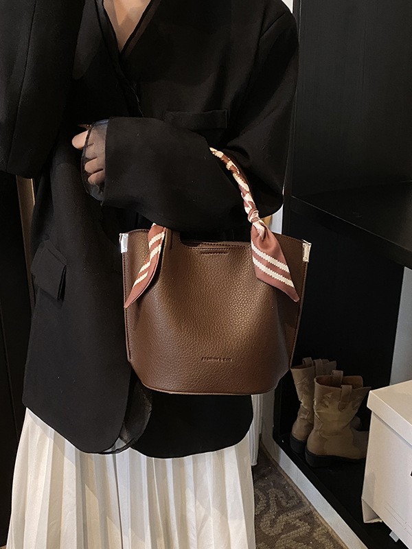 2025 Designer Shoulder 3 Fashion Women 2025 New Personalized Handheld Bag Bucket Trendy Niche Design Triple Black White Brown Khaki Coffee Free shippi