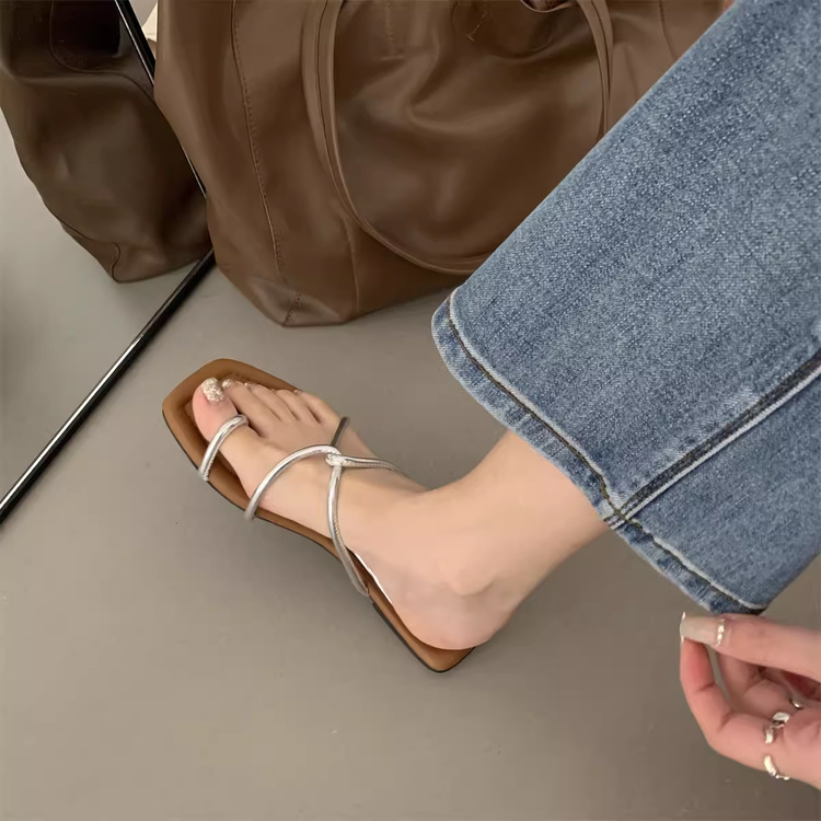 Women Slippers Flat Bottom Fashion Versatile Outdoor Beach Wear New Trendy Korean Version Triple Black White Silver Free shipping