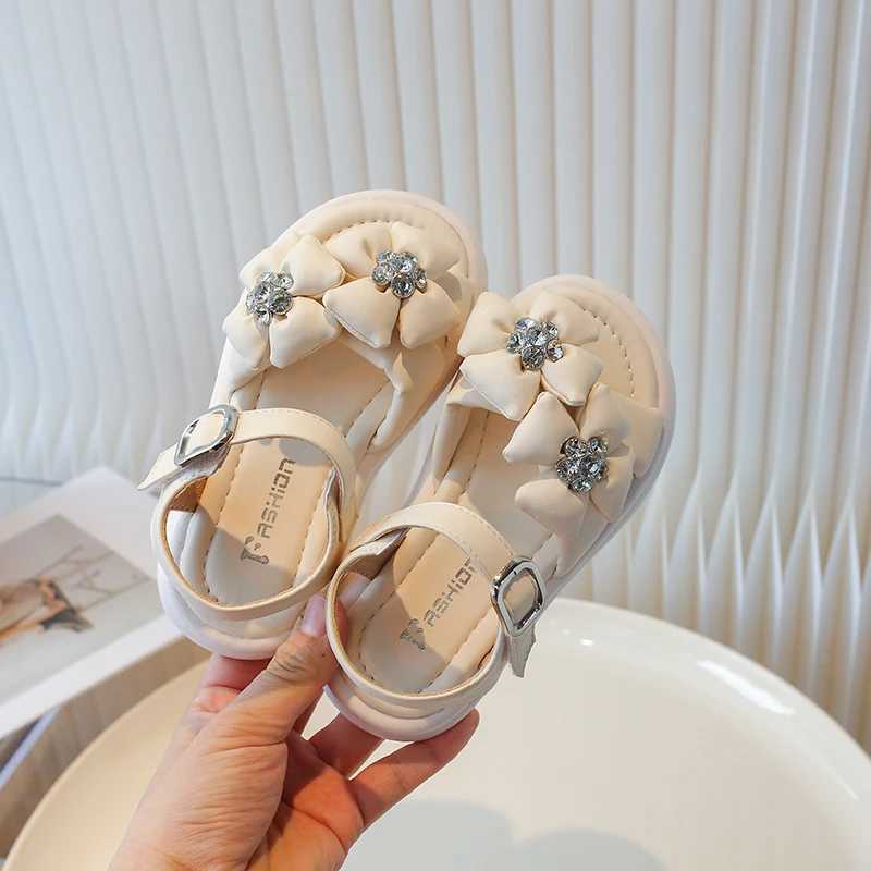 2024 Summer Girls and Childrens Sandals Fashionable and Comfortable Sweet Flower Rhinestone Soft soled Anti slip Princess Leather Shoes W250108