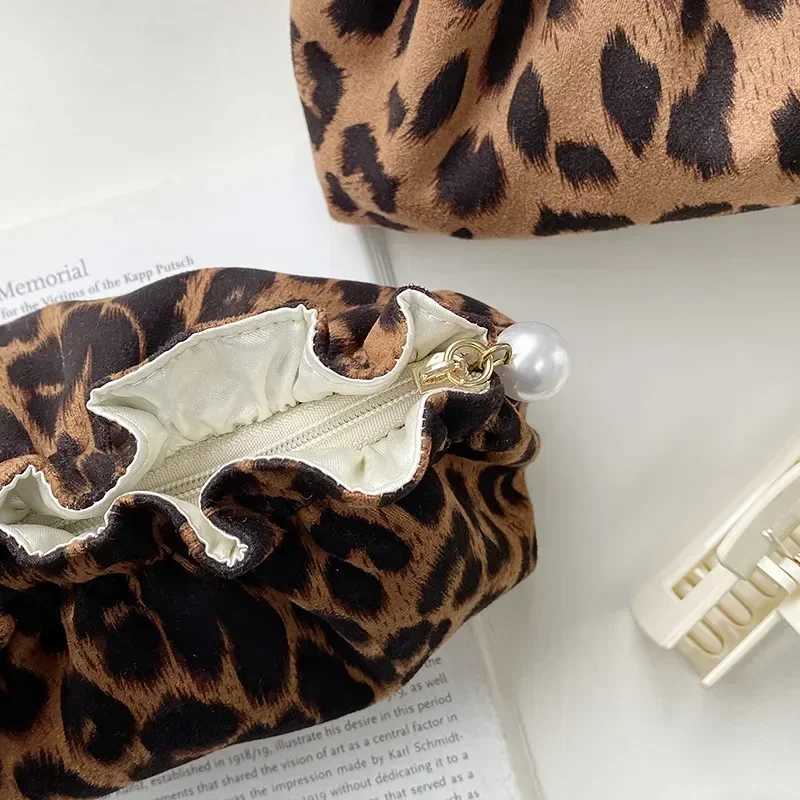 Large capacity makeup bag fashionable and multifunctional portable makeup bag makeup bag W250109