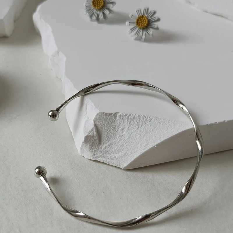 Silver Color Twisted Wave Bracelets Bangles for Women Hand Jewelry New Fashion Cuff Bangles Girl Simple Accories pulserasXJ250109