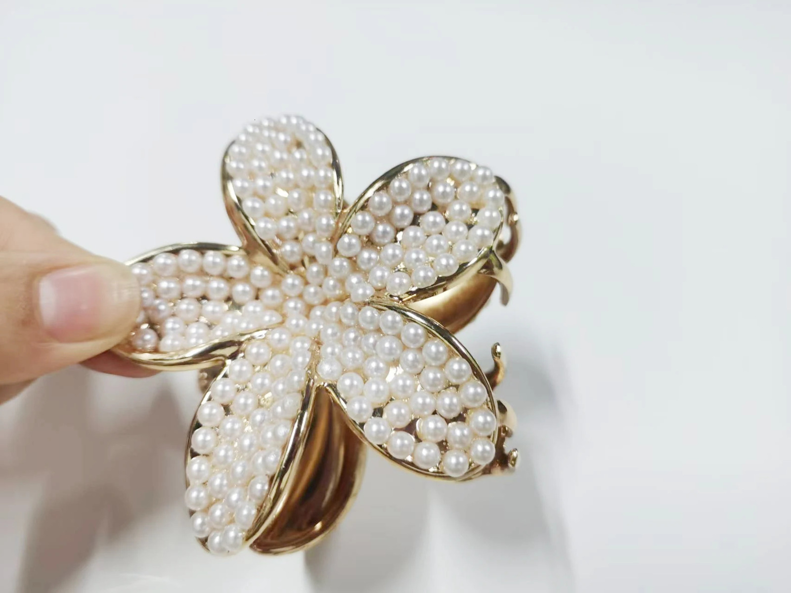 Two Side Pearls 8CM Flower Alloy Claw Clips Women Beach Plumeria Hair Clips Fashionable Preppy Hair Accessories for Female 250103