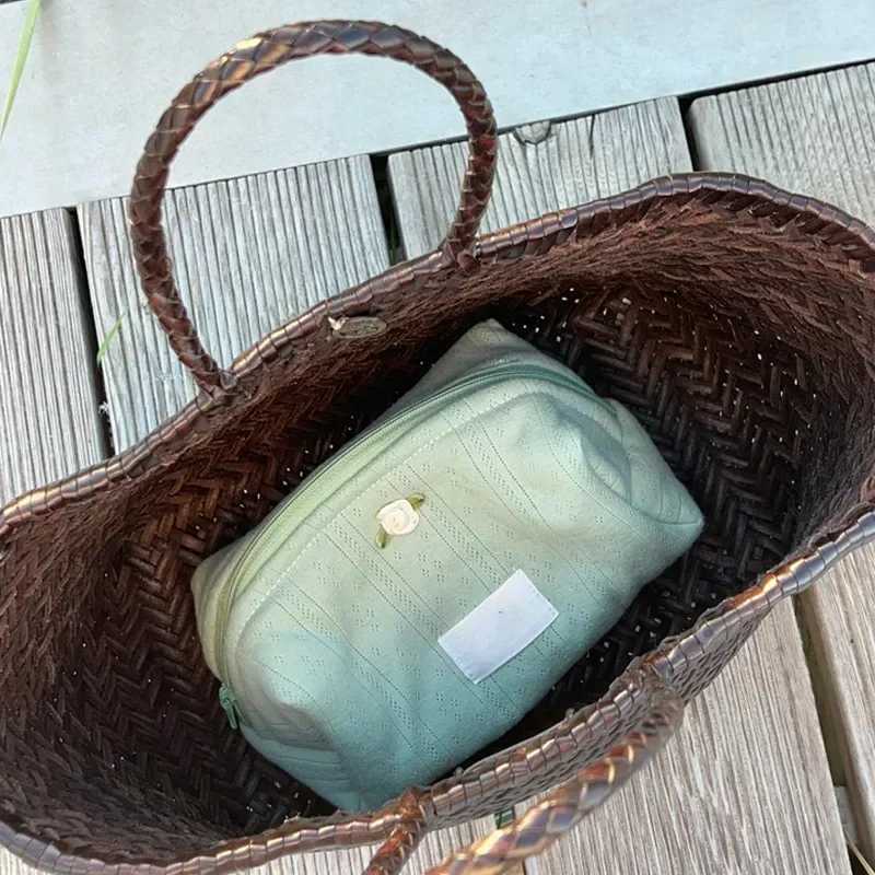 1-piece fashionable cosmetic case Elegant and simple flower lipstick bag Portable large capacity headset cable storage bag W250109