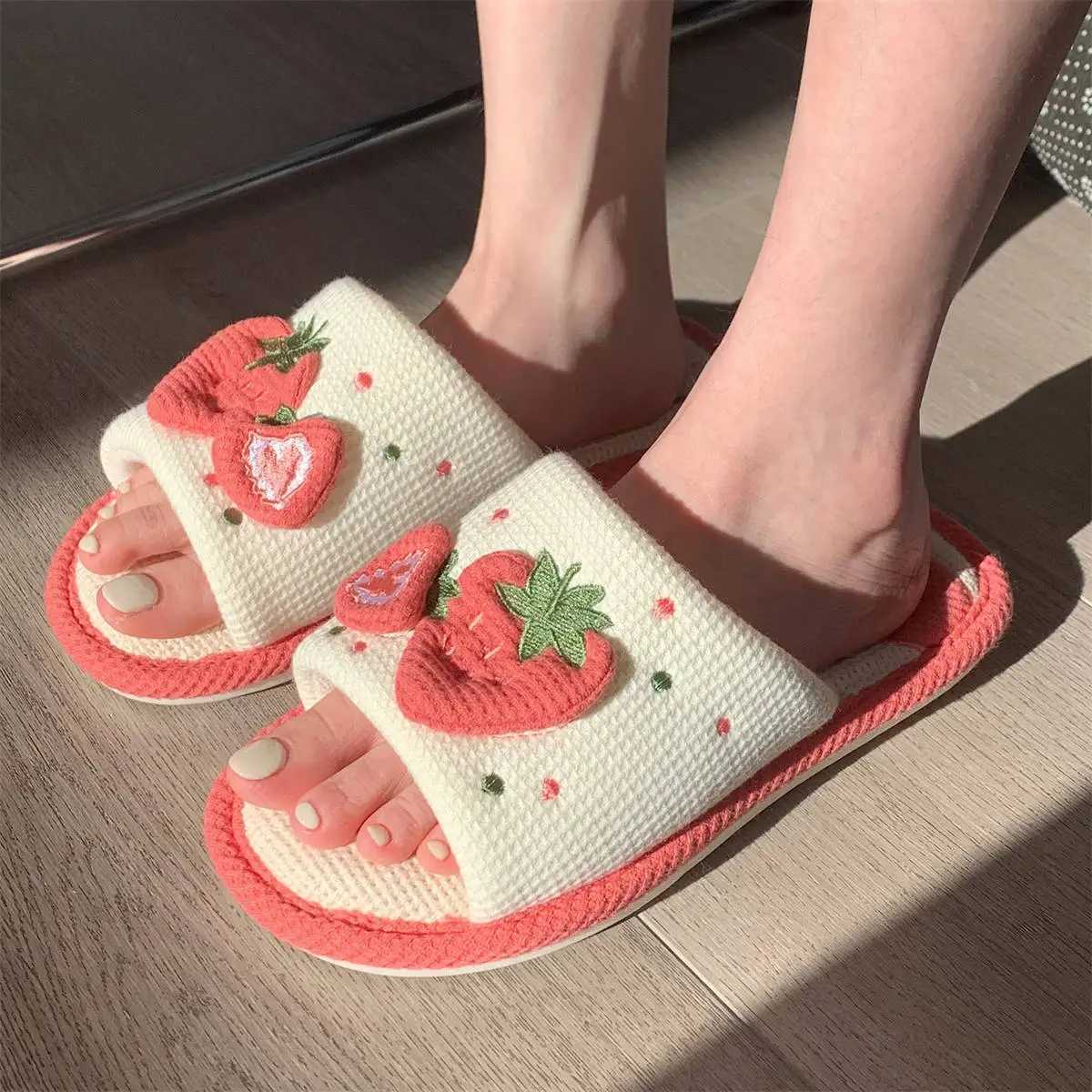 New Arrival Cute strawberry plush slider autumn family slider female flip slider female slider winter family warm fur linen slider T250108