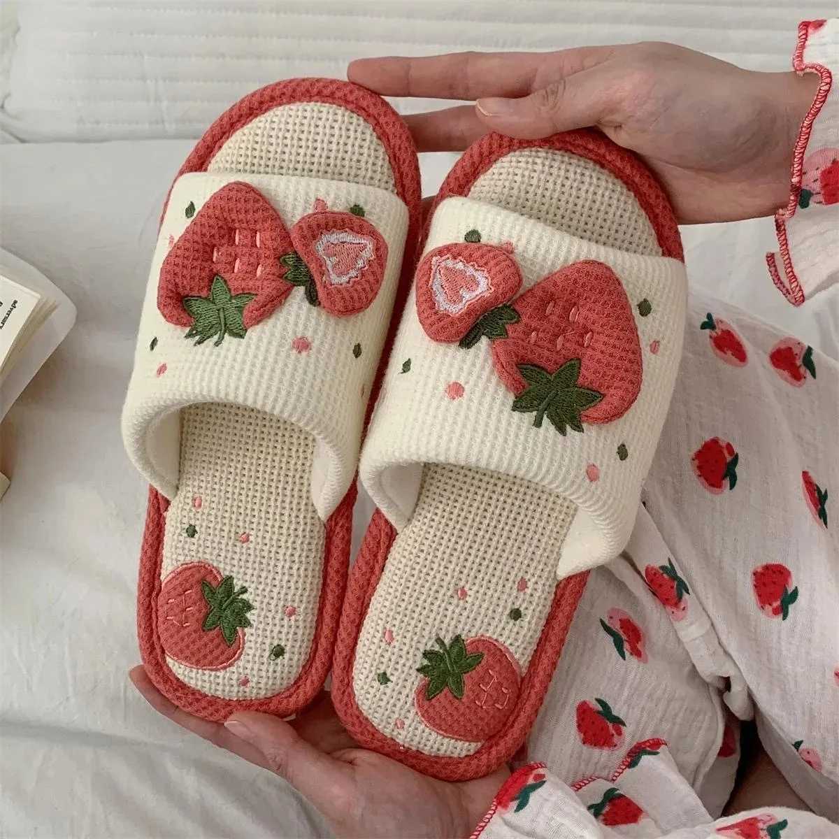 New Arrival Fashionable soft womens casual cute strawberry pattern design comfortable womens linen home slider T250108