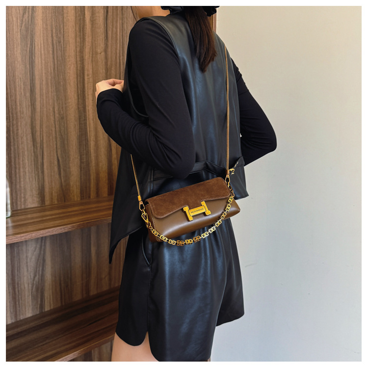 Stylish Multi-Functional Shoulder Purse with Premium Chain Detail